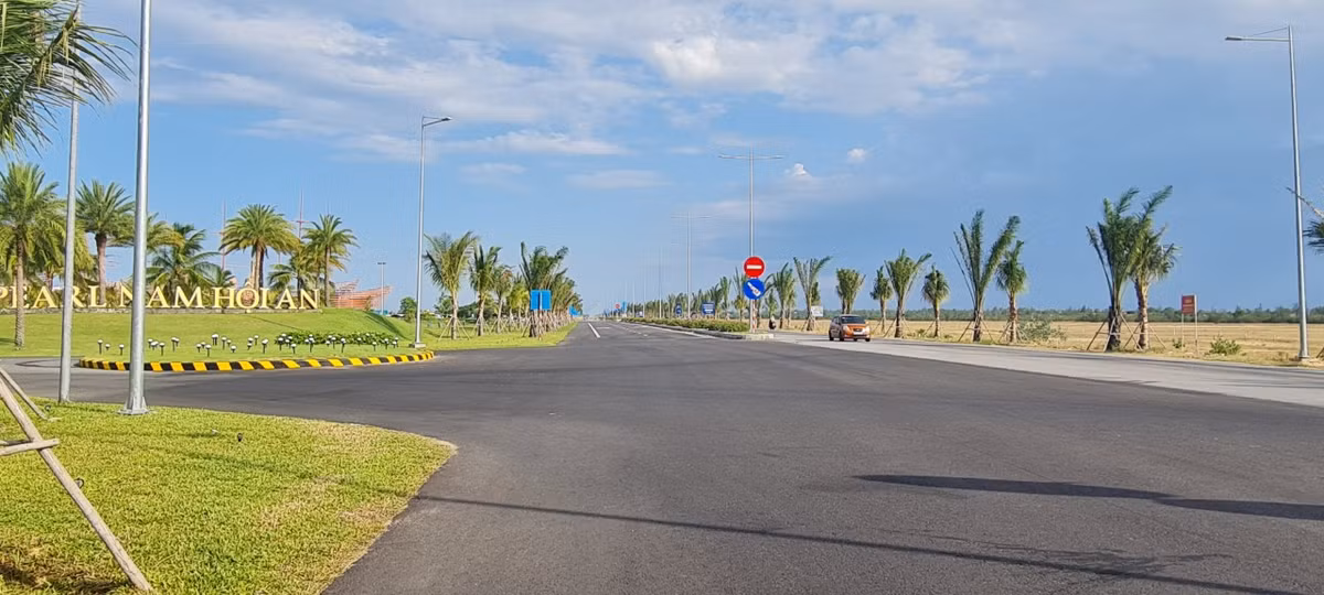 Đây cũng là cung đường nổi tiếng với Khu nghỉ dưỡng phức hợp Nam Hội An - Hoiana và Vinpearl Nam Hội An.