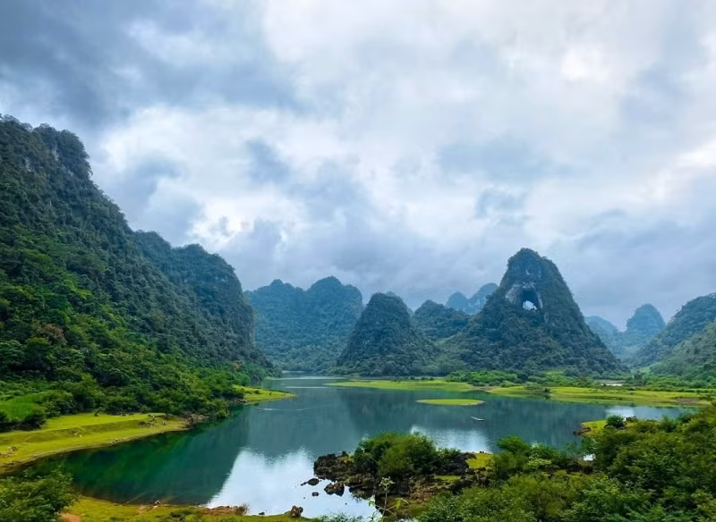 Mùa thu là thời điểm du khách đến với hồ Thang Hen tương đối đông bởi núi rừng được bao phủ bởi một màu vàng của lúa chín, của cây cối đang thay lá, của hoa dã quỳ nở dọc ở hai bên đường...