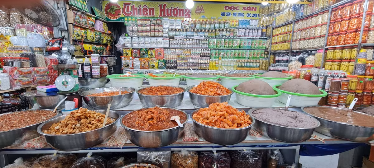 Hàng chục loại mắm đặc sản của xứ Huế với vị cay, mặn và mùi thơm đặc trưng khiến du khách không nỡ rời bước.