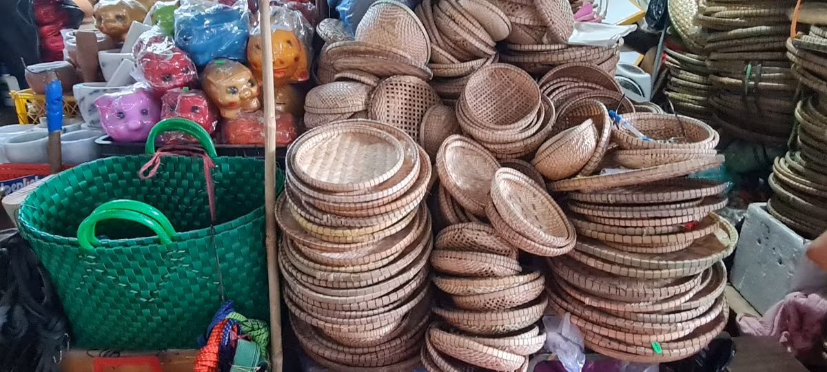 La liệt các sản phẩm mây tre tại chợ từ thúng, mủng, rổ, rá...