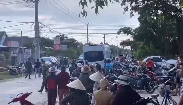 Khi vợ con đang ngủ, người chồng đã đầu độc bằng cách xả khí CO vào phòng ngủ. Người đàn ông này sau đó cũng vào phòng ngủ, hít khí độc nhưng không chết.