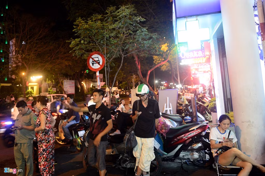 Tại các đường Đỗ Quang Đẩu, Phạm Ngũ Lão, Bùi Viện, Đề Thám... khu vực tập trung du khách nước ngoài vui chơi, ăn uống vào ban đêm, từng nhóm người đứng chắn vỉa hè cùng xe máy để đón khách.