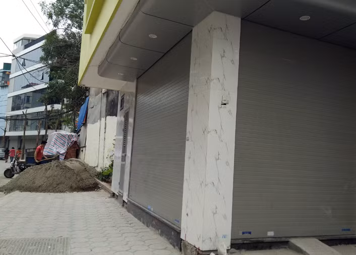 Một số nhà còn thiết kế theo kiểu tầng 1 xây đúng với diện tích đất nhưng khi lên tầng trên lại phình to ra lấn chiếm vỉa hè khoảng chừng 1m.