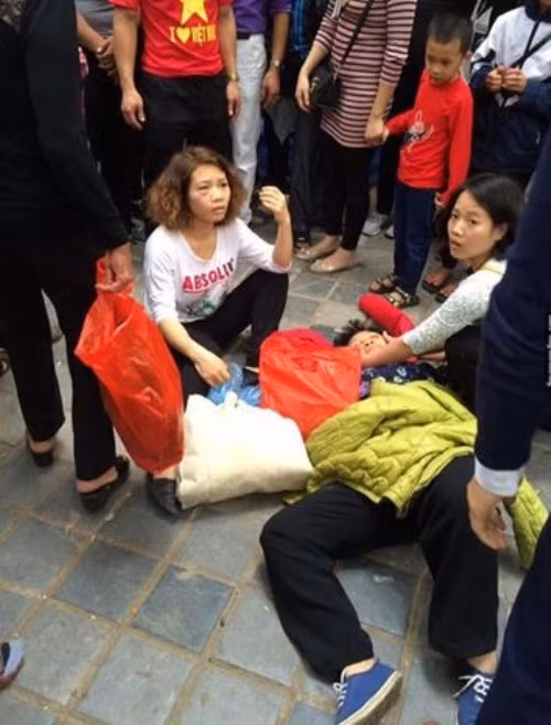 Phan no nhom co gai danh ba lao ngat xiu o chua Huong