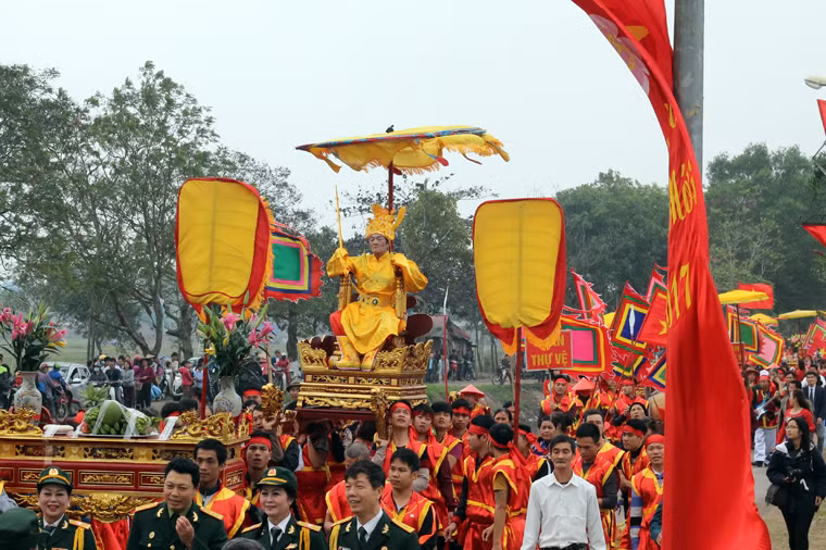 Sáng 7/2, hàng trăm người dân cùng du khách thập phương đã đến tham dự lễ hội đền Sái tại làng Thụy Lôi, xã Thụy Lâm, huyện Đông Anh, Hà Nội.