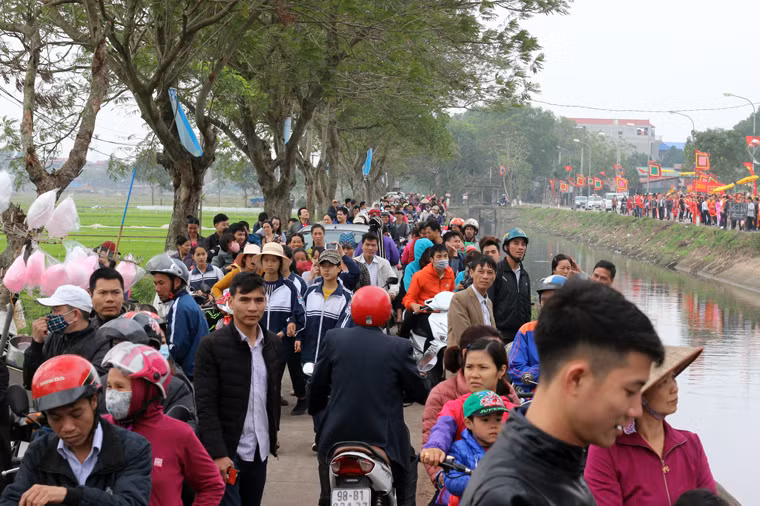 Hàng trăm người dân cùng đông đảo du khách thập phương đến tham dự, thưởng thức màn kiệu rước vua, chúa sống độc đáo nhất Hà thành.