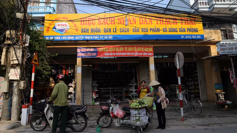 "Hiệu sách nhân dân" cũng là hình thức kinh doanh được nhà nước quản lý trong thời bao cấp hiện vẫn còn tồn tại ở huyện Thạch Thất.