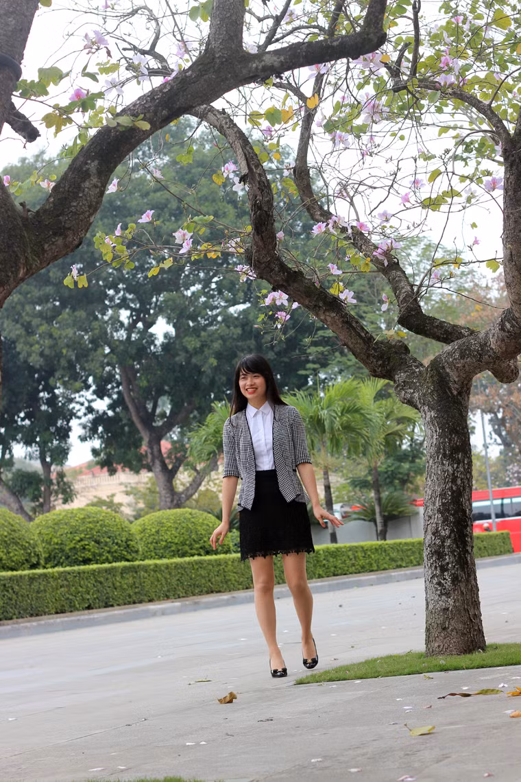 Nhiều người Hà Nội tranh thủ đến ghi lại những khoảnh khắc ấn tượng bên hoa ban.