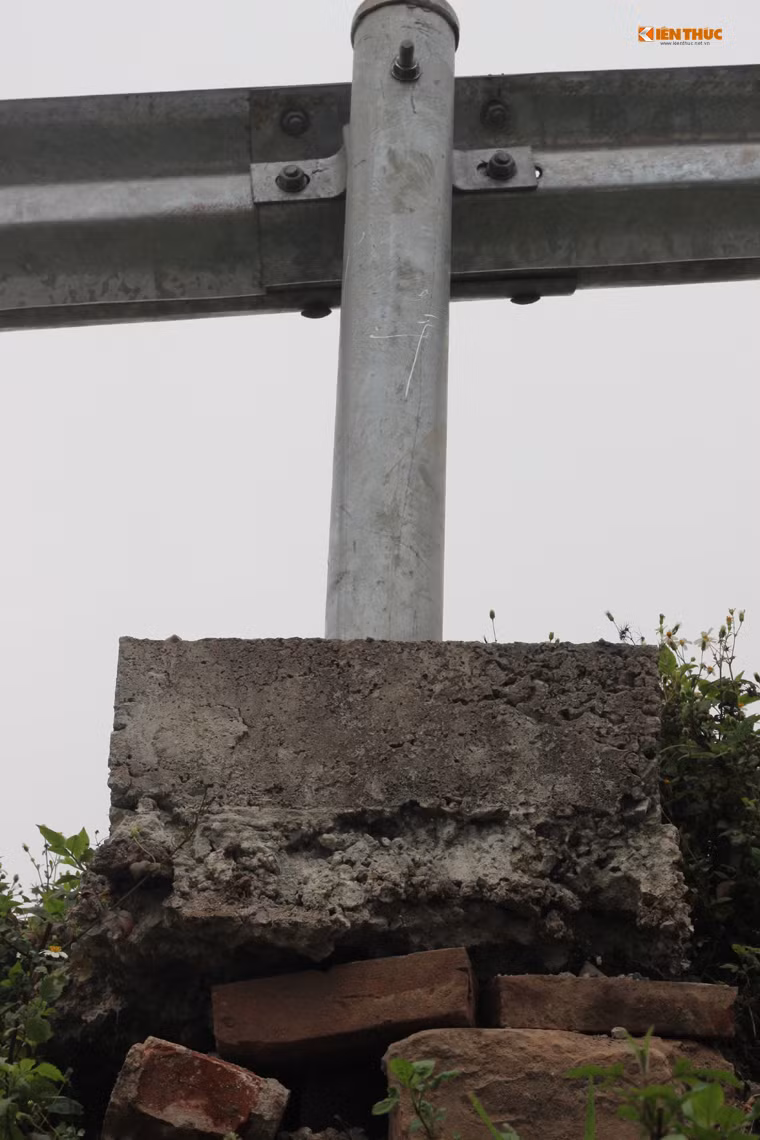 Tuy nhiên, dải hộ lan được dựng lại cũng chỉ tạm bợ. Hầu hết, những trụ cột chỉ được dùng gạch đá kê, đắp xung quanh.