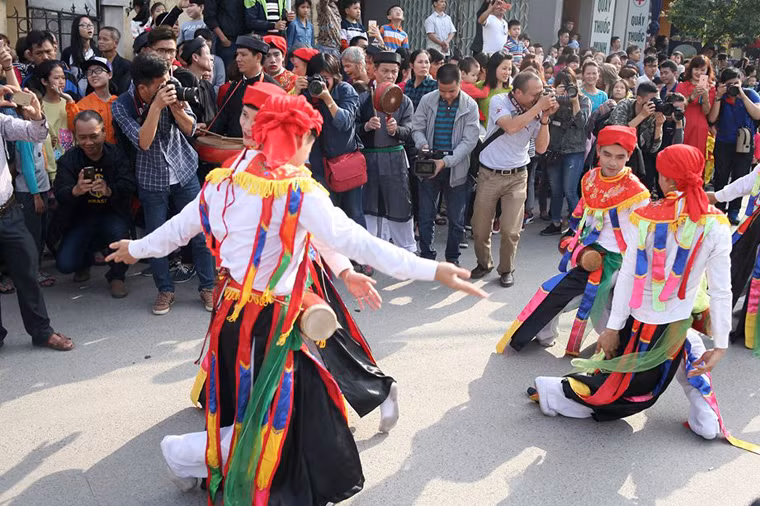 Người dân trong làng và du khách thập phương tham gia lễ hội vô cùng hào hứng.