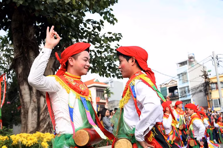 12 chàng trai tham gia nhảy múa "con đĩ đánh bồng" đều là trai gốc làng Triều Khúc, hình dáng ưa nhìn và có nhân cách tốt, sức khỏe tốt.