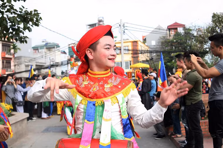 Trong suốt quá trình biểu diễn màn múa "con đĩ đánh bồng", các chàng trai luôn phải nở miệng cười, vui nhộn và thực hiện những động tác lẳng lơ.