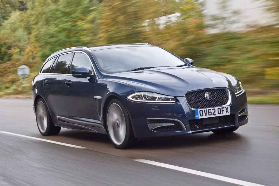 Jaguar cung cấp 6 phiên bản động cơ cho XF, gồm động cơ diesel và động cơ xăng, dung tích từ 2.0 đến 3.0 lít. Tuy nhiên phiên bản có sẵn tại Việt Nam là động cơ xăng 2.0 lít, công suất 240 mã lực và mô-men xoắn 340 Nm.