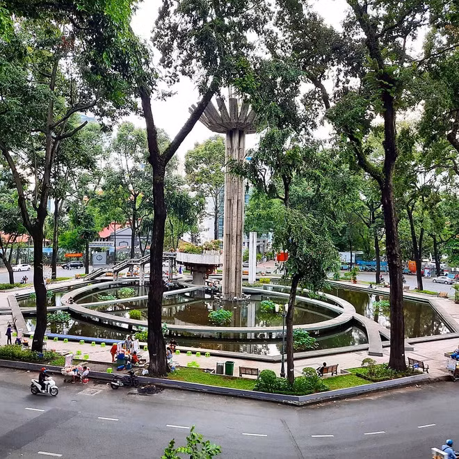 Theo trang TTĐT quận 3 (TP.HCM), khu vực hồ Con Rùa hiện nay có tên chính thức là Công trường Quốc tế, là nút giao của các tuyến đường Phạm Ngọc Thạch, Trần Cao Vân và Võ Văn Tần. Hồ nước hình bát giác đặc trưng ở đây nằm giữa không gian cây xanh thơ mộng, có 5 cột bê tông cao giống bông hoa xoè nở, có những đường đi bộ xoắn ốc duyên dáng...
