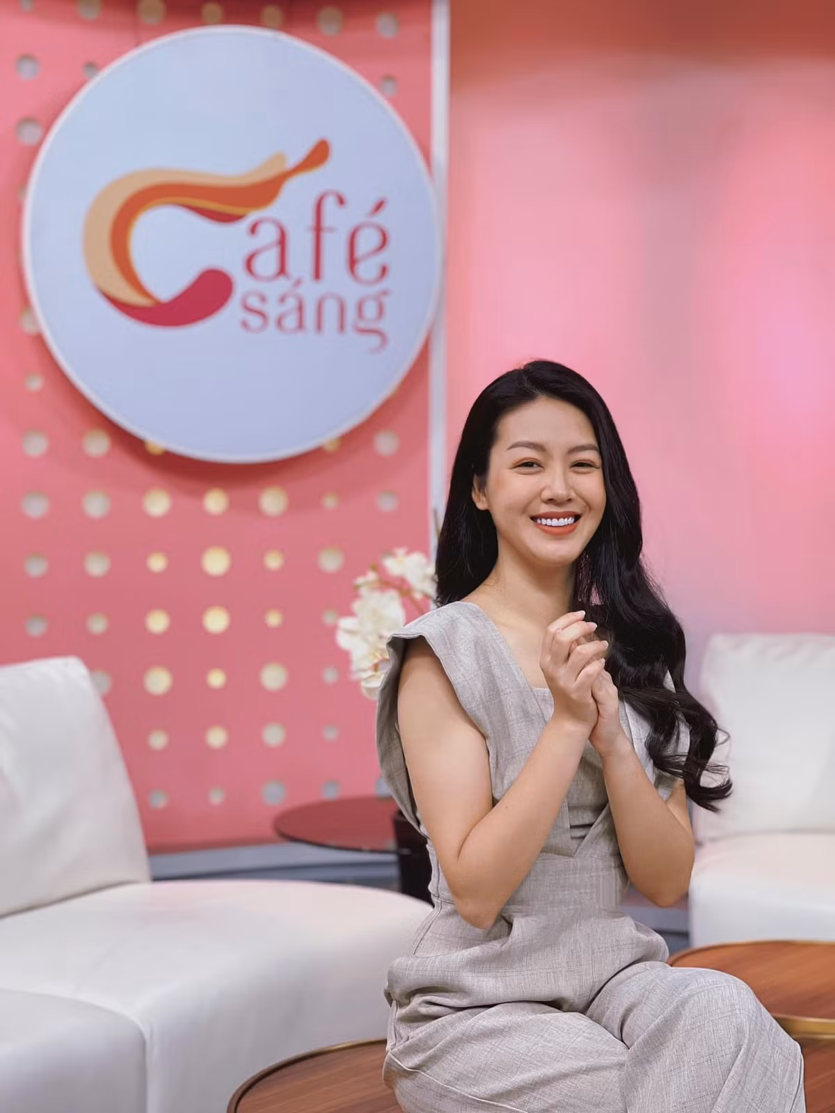 Nụ cười của nữ MC đốn tim khán giả truyền hình.