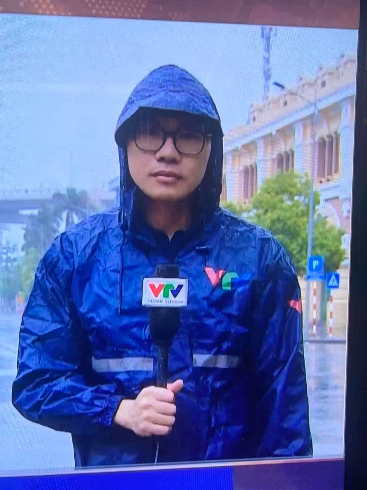 Với tinh thần của những phóng viên thời sự khi đi vào những nơi là điểm nóng, các phóng viên của VTV đều mong muốn đưa được thông tin nhanh nhất, mới nhất để cho người dân biết được bão đang diễn biến ở đâu, như thế nào.