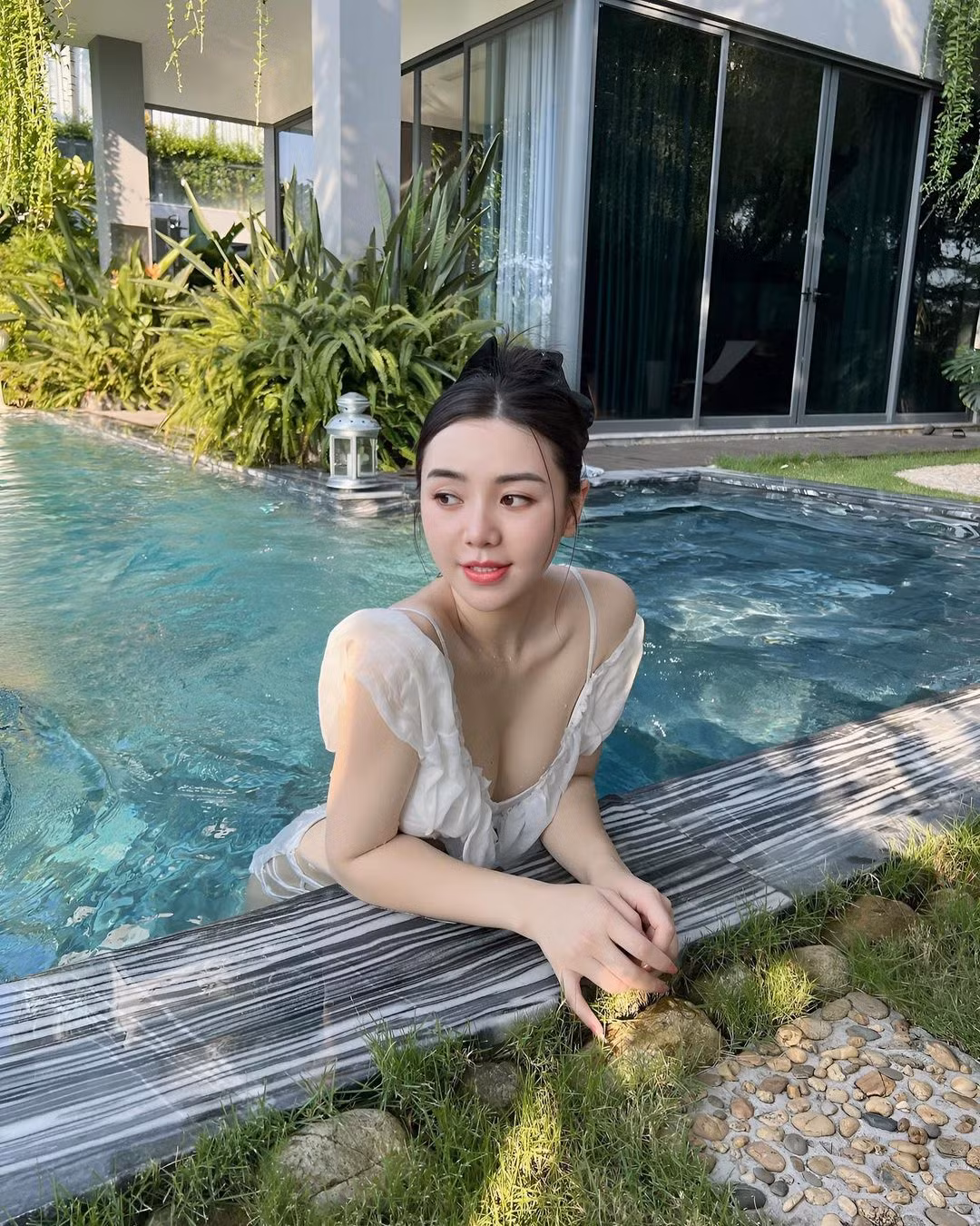 Ngoài công việc, nữ diễn viên thường xuyên "chữa lành" với những chuyến du lịch nghỉ dưỡng cùng bạn bè.