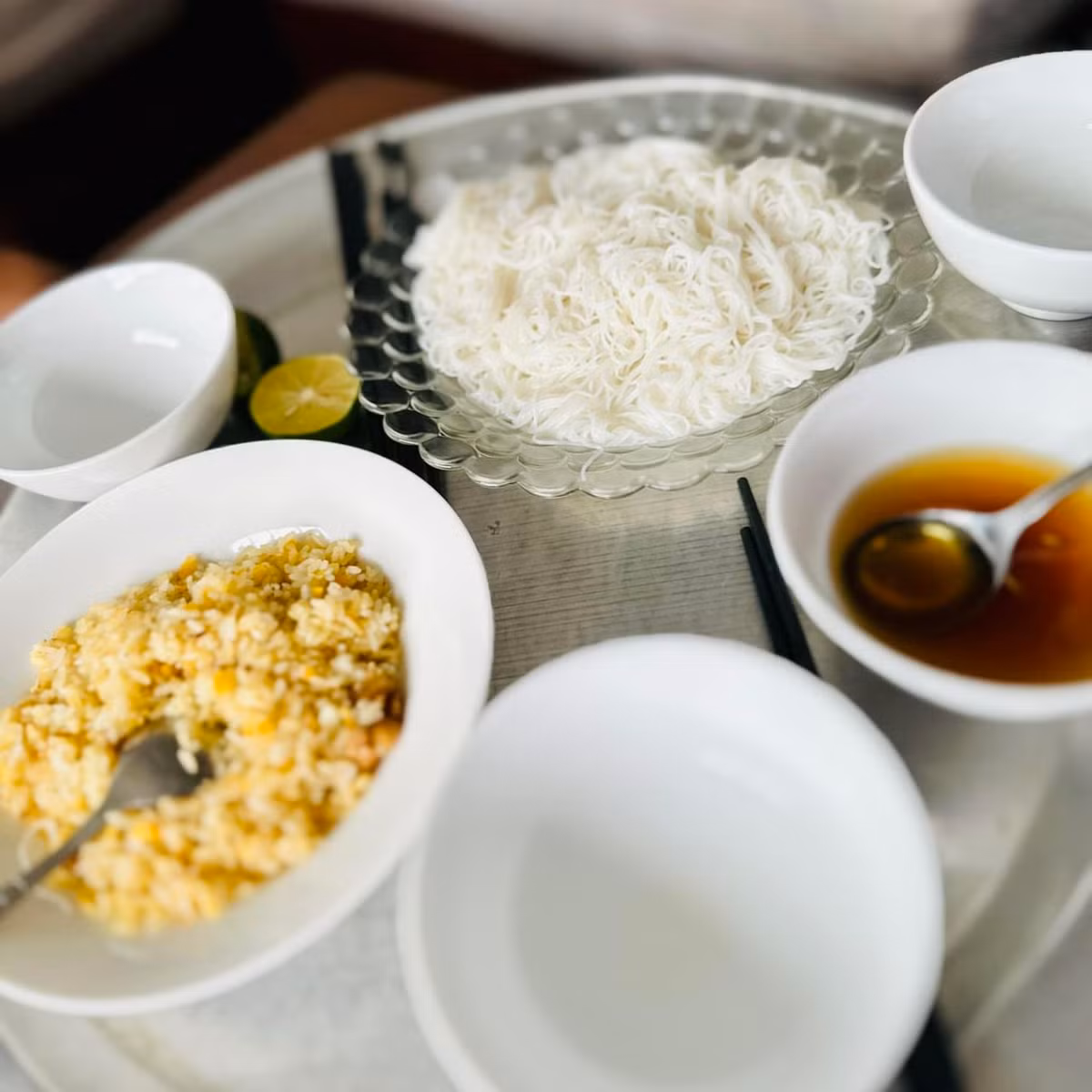 Những ngày bão lũ, chỉ một bữa cơm giản dị thế này thôi cũng đủ rồi. (Ảnh: @nam.sq)
