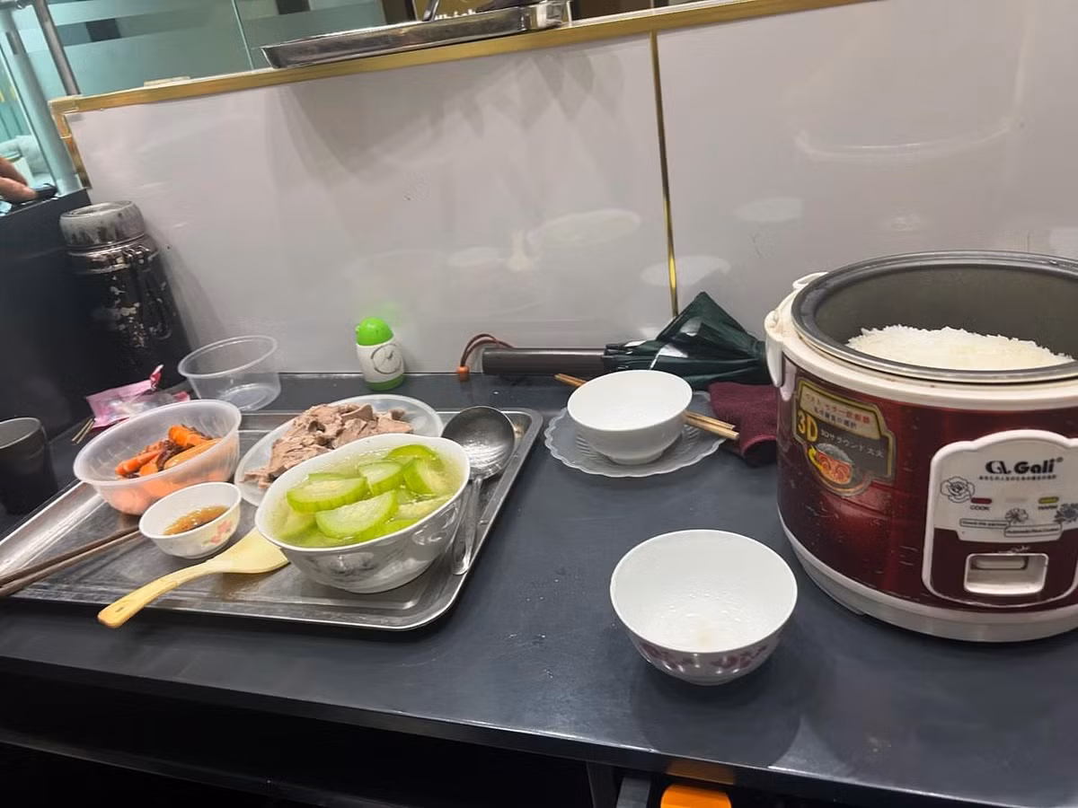 Bữa ăn gồm canh bí, thịt luộc, tôm rang đơn giản nhưng trong thời điểm mưa bão lại trở nên vô cùng "xa xỉ". (Ảnh: @sang.tranminh.79)