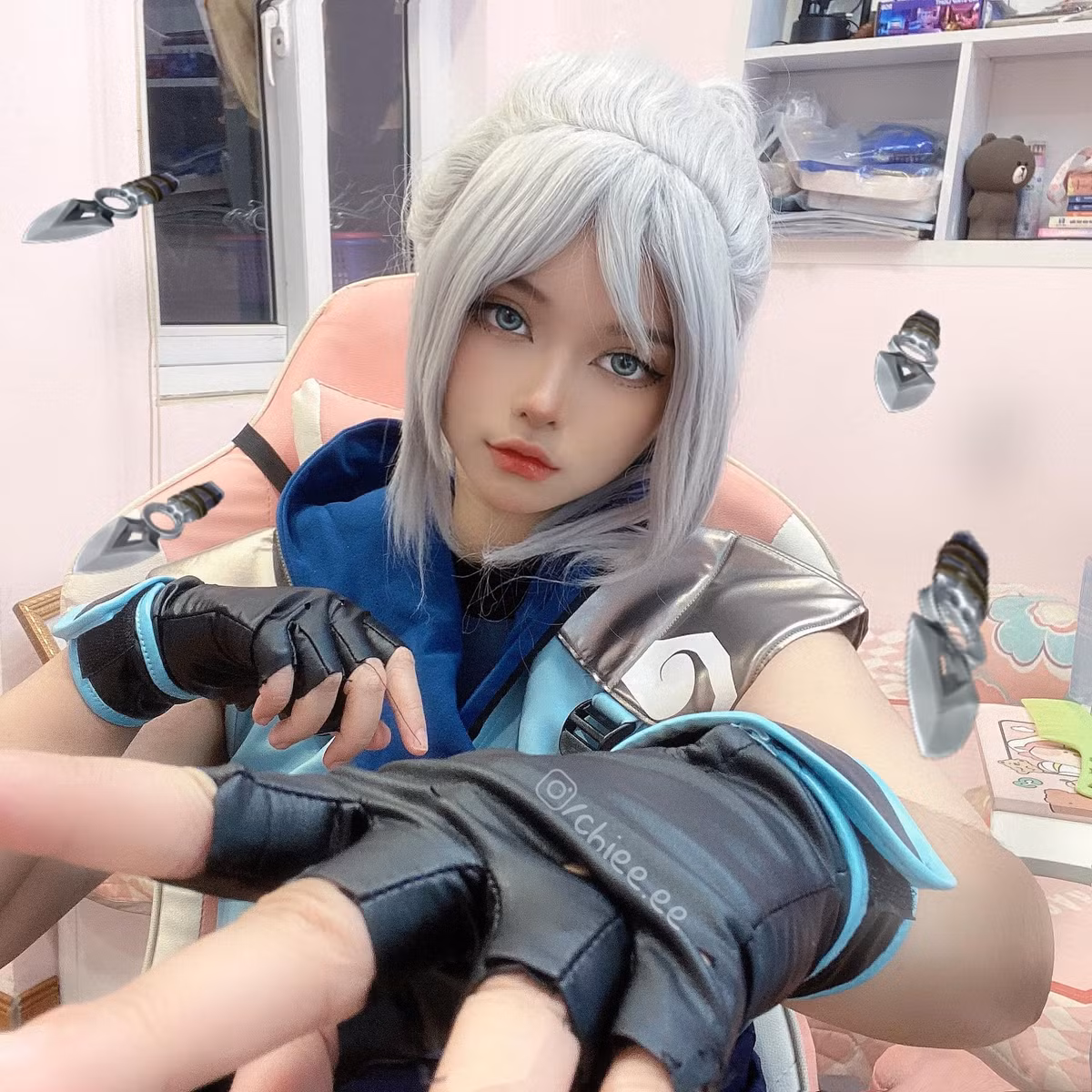 Màn cosplay đặc vụ Jett chỉn chu từ trang phục đến tạo hình, make-up.