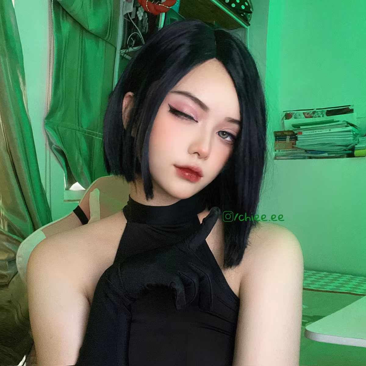Đặc vụ Viper là vị tướng được nhiều cô nàng coser lựa chọn cosplay, rất nhiều cô nàng lựa chọn phong cách hở bạo, khoe da thịt để gây chú ý. Tuy nhiên Thục Chi không cần phải diện trang phục hở hang nhưng vẫn khiến fan phải xuýt xoa.
