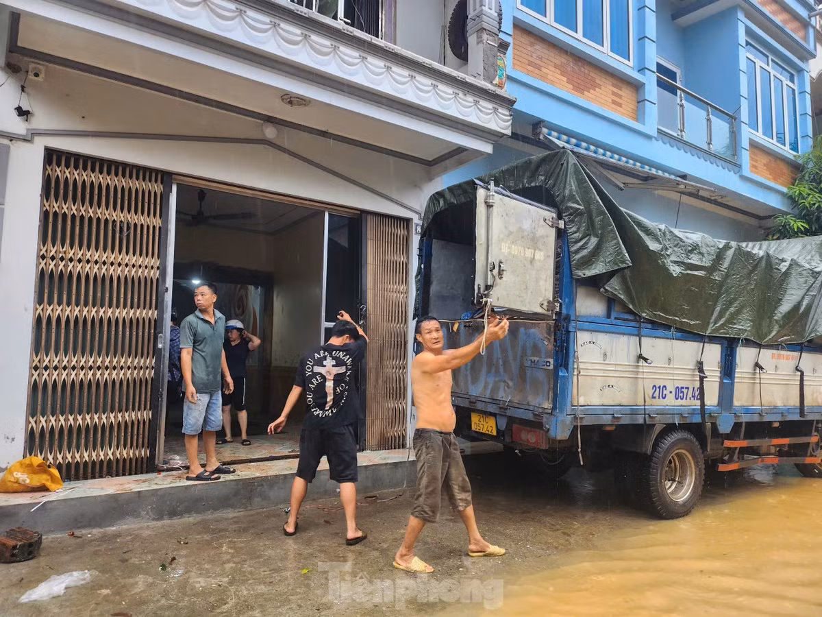 Nhiều hộ dân chủ động dọn dẹp đồ đạc, di chuyển đến nơi an toàn.