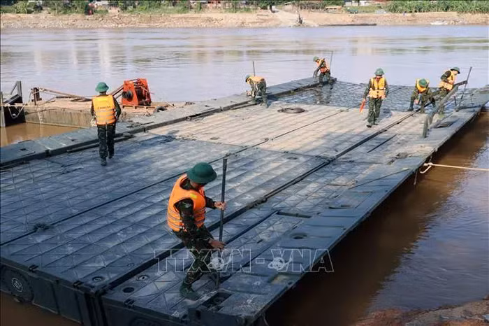 Lực lượng Công binh tiến hành ghép các đốt khơi đã được hạ thủy, đảm bảo tốt cho công tác ghép cầu phao. Ảnh: An Đăng/TTXVN