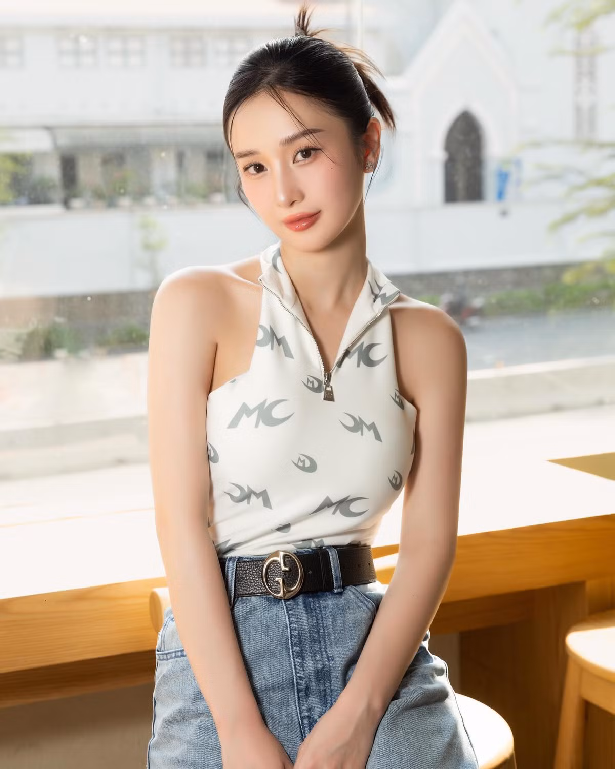 Cô nàng luôn chỉn chu trong mỗi lần xuất hiện trước công chúng. (Ảnh: FBNV)