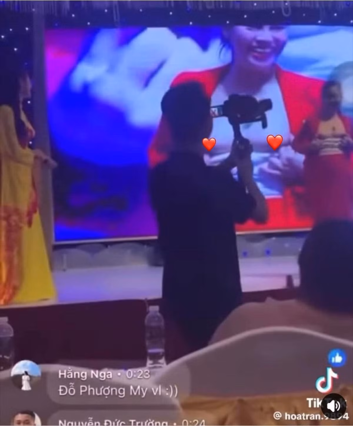 Theo đó, để chứng minh cho phương pháp làm hồng nhũ hoa của mình là có hiệu quả, người phụ nữ này thậm chí đã vạch cả áo, để lộ phần nhạy cảm.