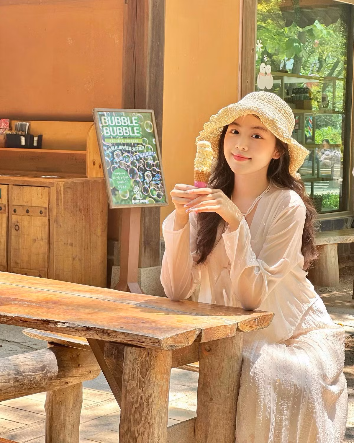 Lọ Lem có style ăn mặc khá bánh bèo và nữ tính với những chiếc đầm công chúa đầy mơ mộng. (Ảnh: FBNV)