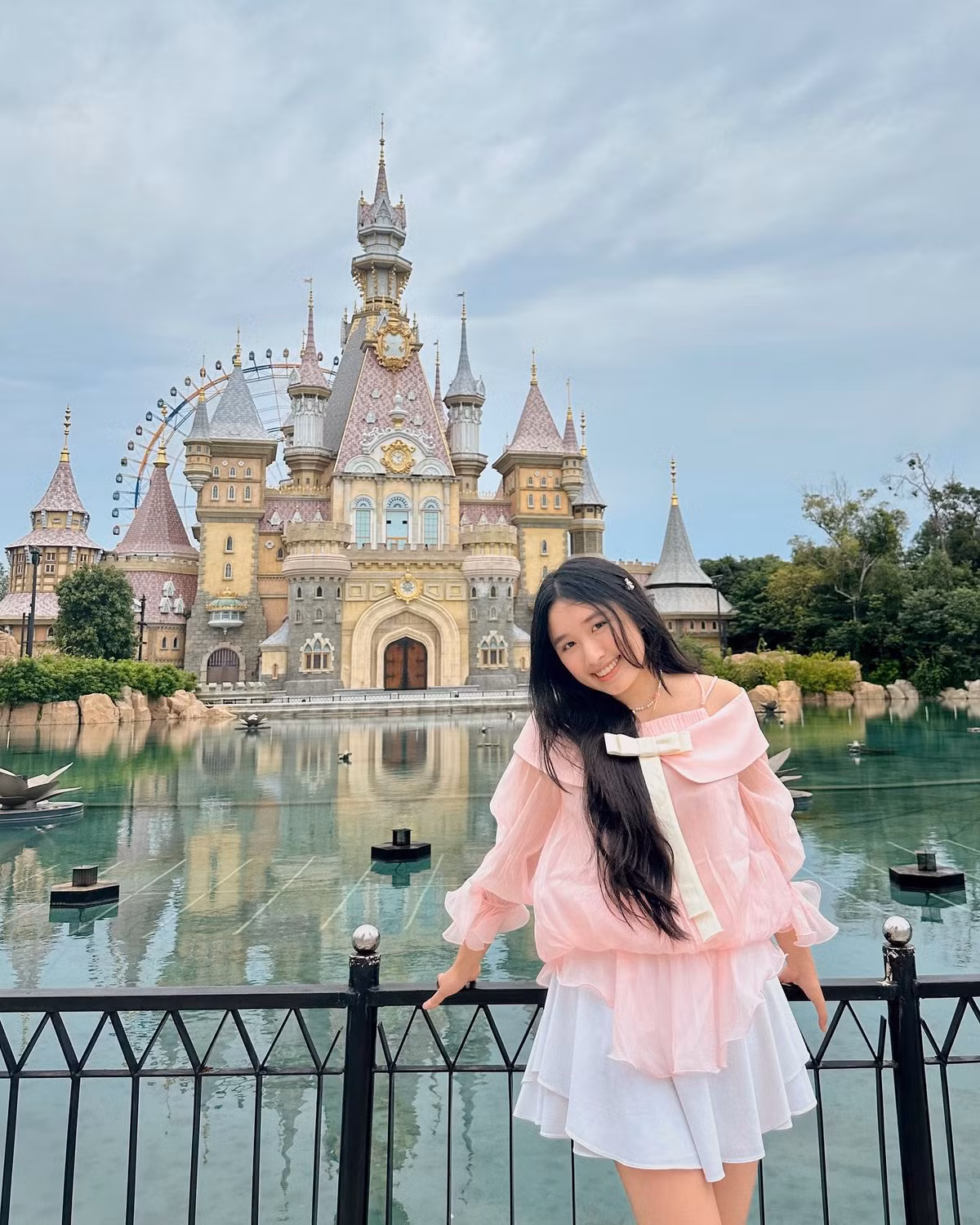 Cô nàng là du học sinh Mỹ, nổi lên nhờ những video trên nền tảng Youtube với các nội dung ghi lại cuộc sống hàng ngày. Dù chỉ là những video giản đơn nhưng bằng chất giọng đặc biệt cùng lối nói chuyện thu hút, cô nàng ngày càng thu hút lượng người theo dõi khổng lồ.