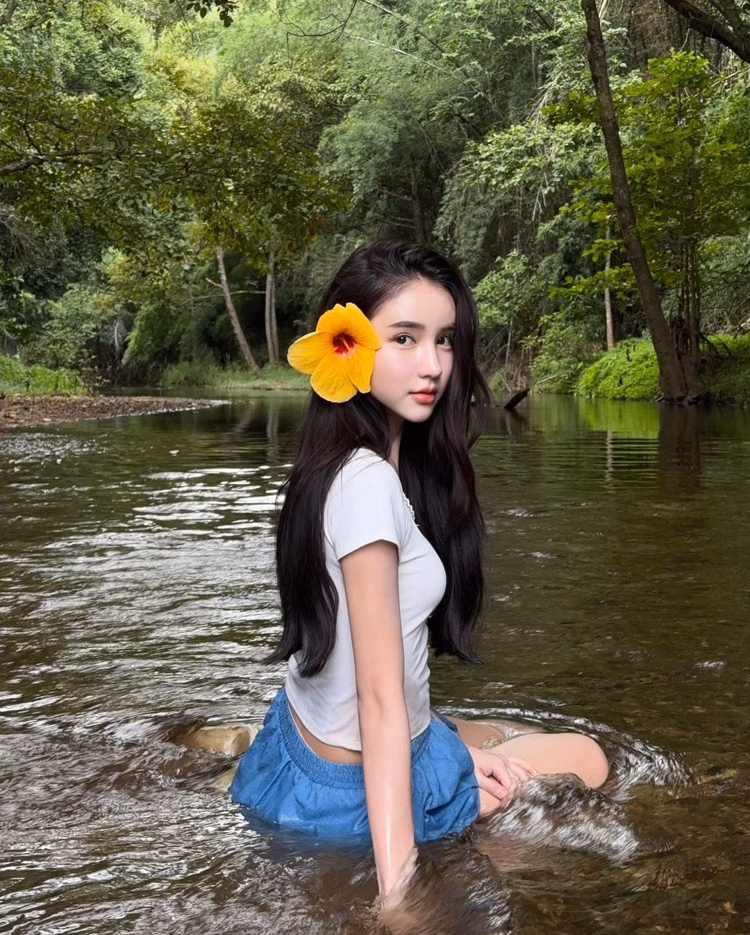 Một vài ngày qua, người dùng Instagram không ngừng xôn xao trước loạt ảnh một cô nàng ngồi bên bờ suối. Trong ảnh, cô nàng diện áo phông, quần short giản đơn, dù không cần hở hang nhưng gương mặt xinh đẹp đã thu hút mọi ánh nhìn.