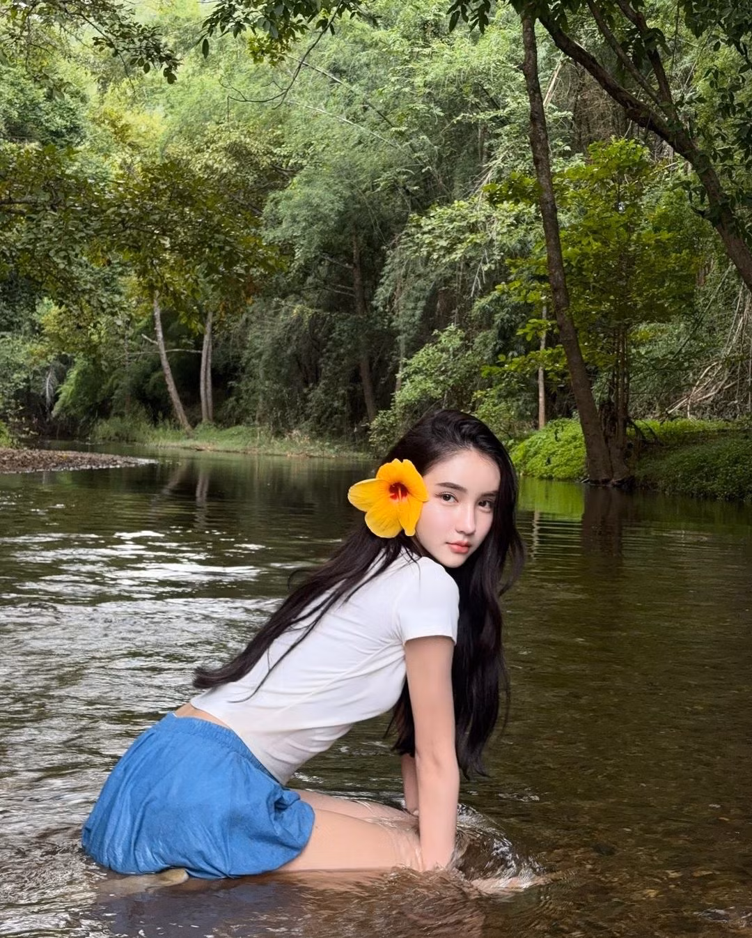 Nhiều người cũng nhanh chóng nhận ra danh tính của nàng "hot girl tắm suối" này. Cô nàng là Yoshi Rinrada Thurapan - một trong những mỹ nhân chuyển giới quyến rũ, xinh đẹp và nổi tiếng nhất làng giải trí Thái Lan.