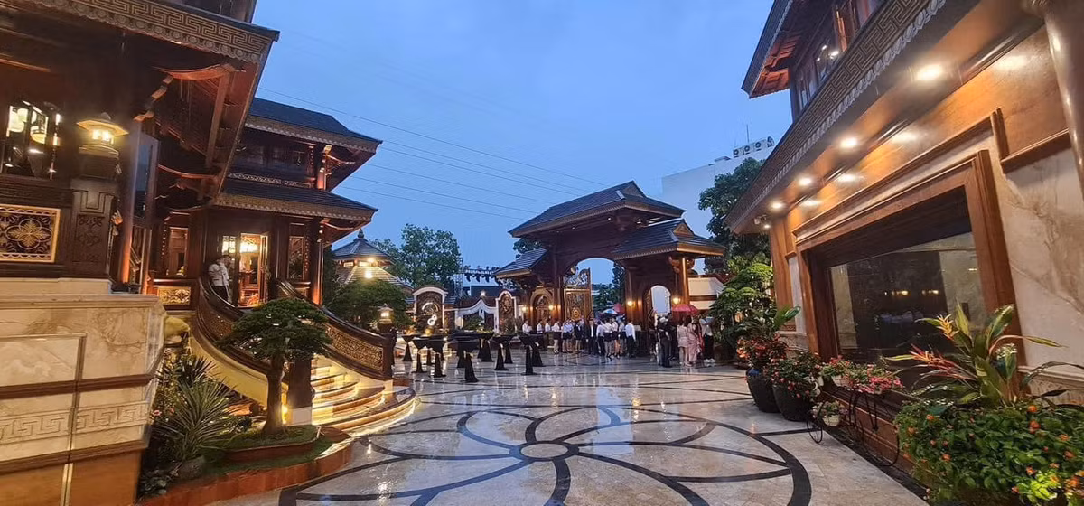 Hình ảnh cho thấy khoảng sân rộng phía trước của biệt phủ được lát gạch sáng bóng, đây cũng là nơi đón tiếp khách mời đến tham dự bữa tiệc tân gia.