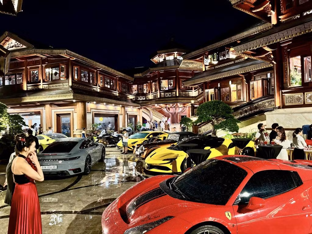 Có thể kể đến một số siêu phẩm mà vợ chồng đại gia này đang sở hữu như: Lamborghini Aventador S LP 740-4, Ferrari 488 Pista Spider, Porsche 911 Turbo S, Aston Martin Vantage, Morgan Plus Six…