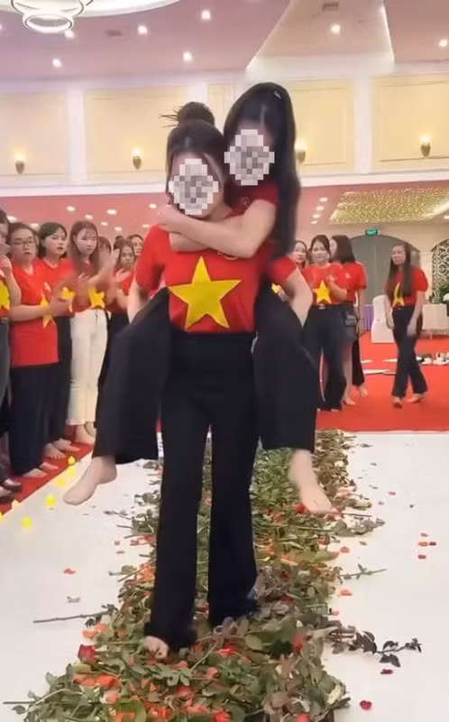 Điều đặc biệt là sau khi kế thúc được lượt chơi của mình, nhiều người tỏ ra vô cùng xúc động, ôm lấy đồng đội nghẹn ngào. Không chỉ thế, nhiều người ngồi xem cũng liên tục lau nước mắt đầy cảm xúc. (Ảnh: Facebook)