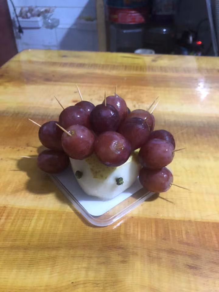 Chú nhím được làm từ những quả nho.