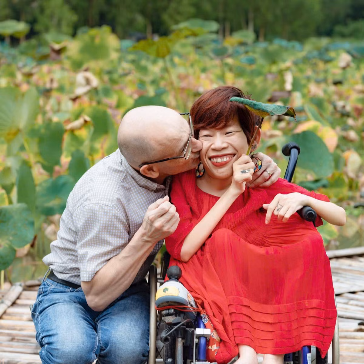 Là một cô gái khuyết tật do bệnh teo cơ tủy sống bẩm sinh, Nguyễn Thị Vân chỉ nặng khoảng 18kg và phải ngồi xe lăn từ bé, ảnh hưởng đến cả hô hấp.
