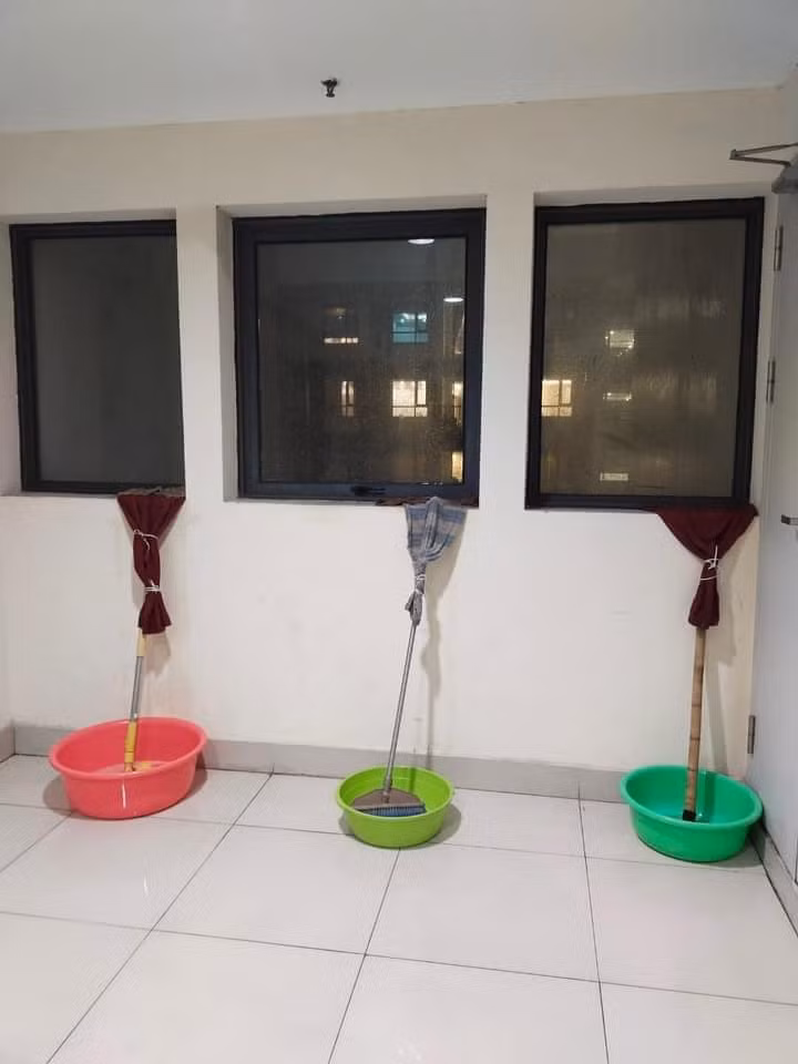 Dùng khăn, chổi và chậu để hứng nước.