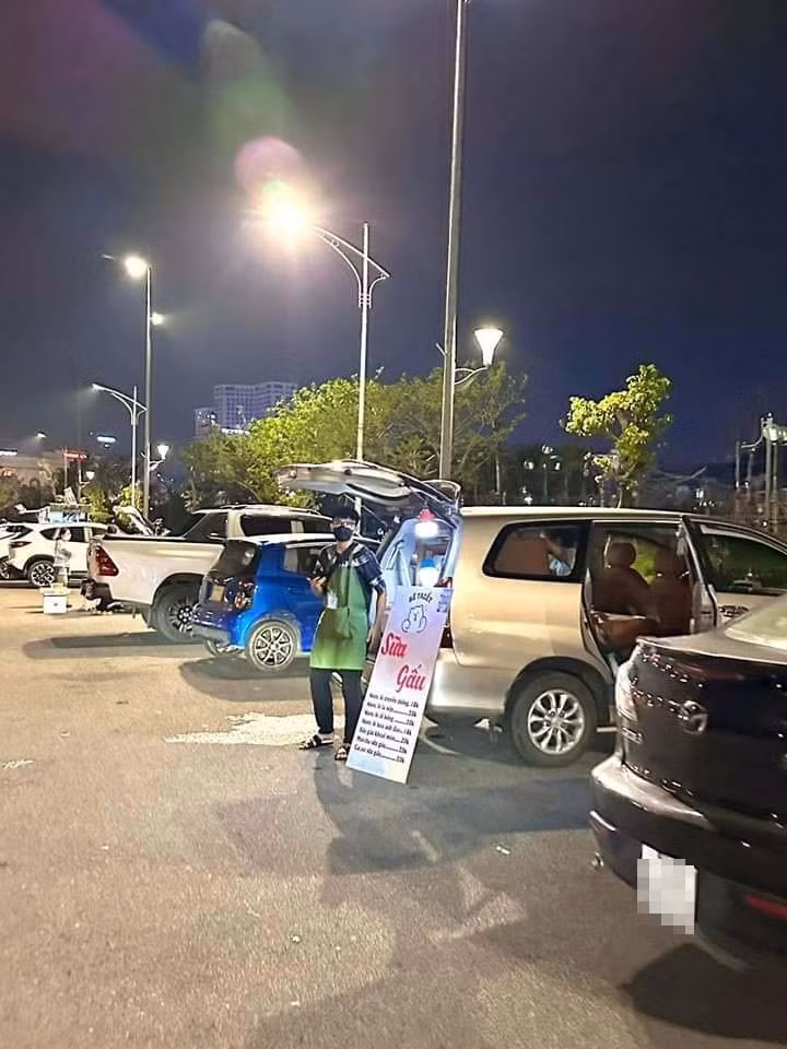 Nhiều người còn bày cả bảng ghi menu vô cùng chuyên nghiệp.