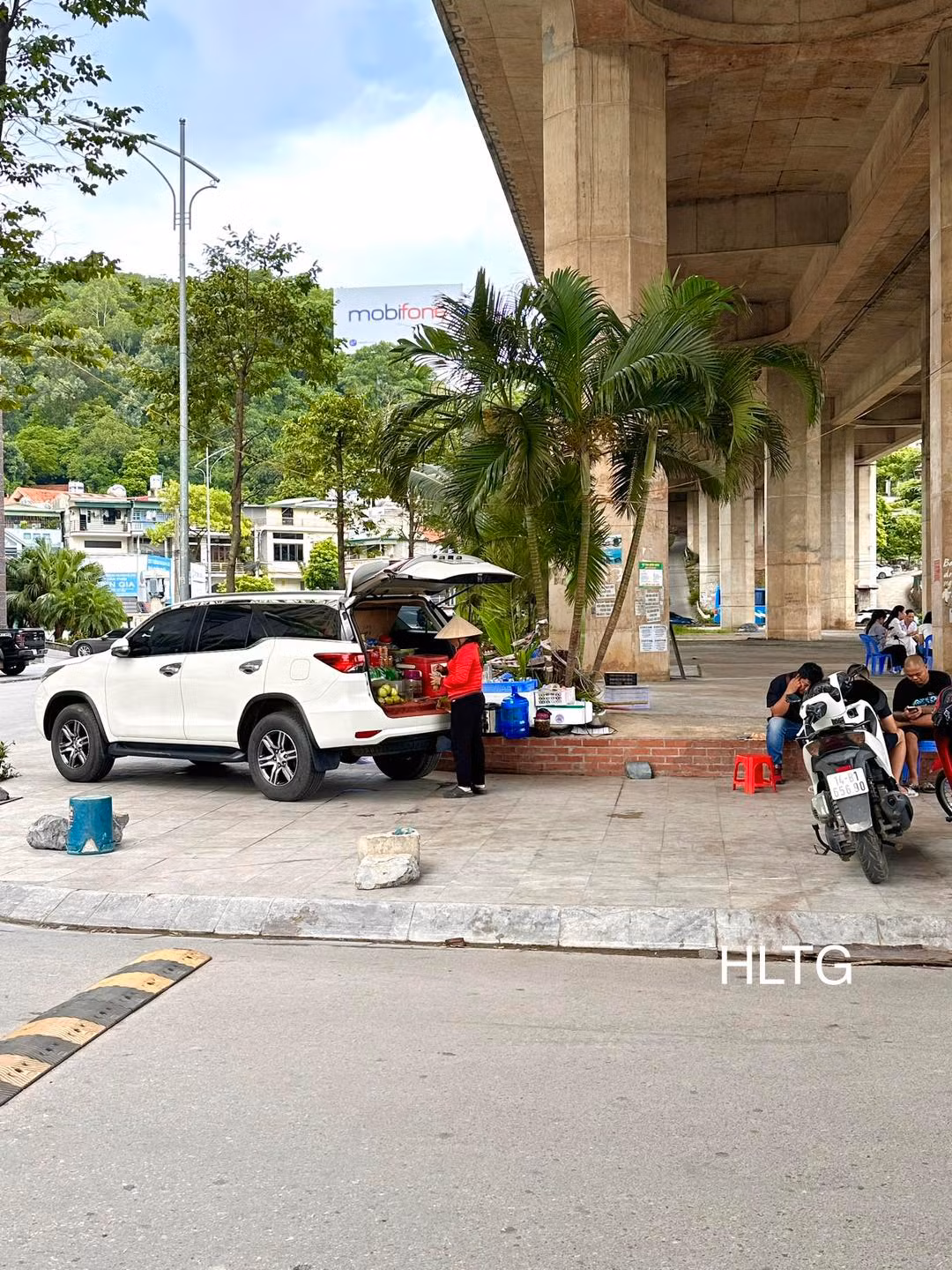 Trước đó, hình ảnh về một quán trà đá thuốc lào tại Gầm cầu Bãi Cháy cũng khiến nhiều người xôn xao, cho rằng bà chủ của hàng trà đá này "bán vì đam mê".