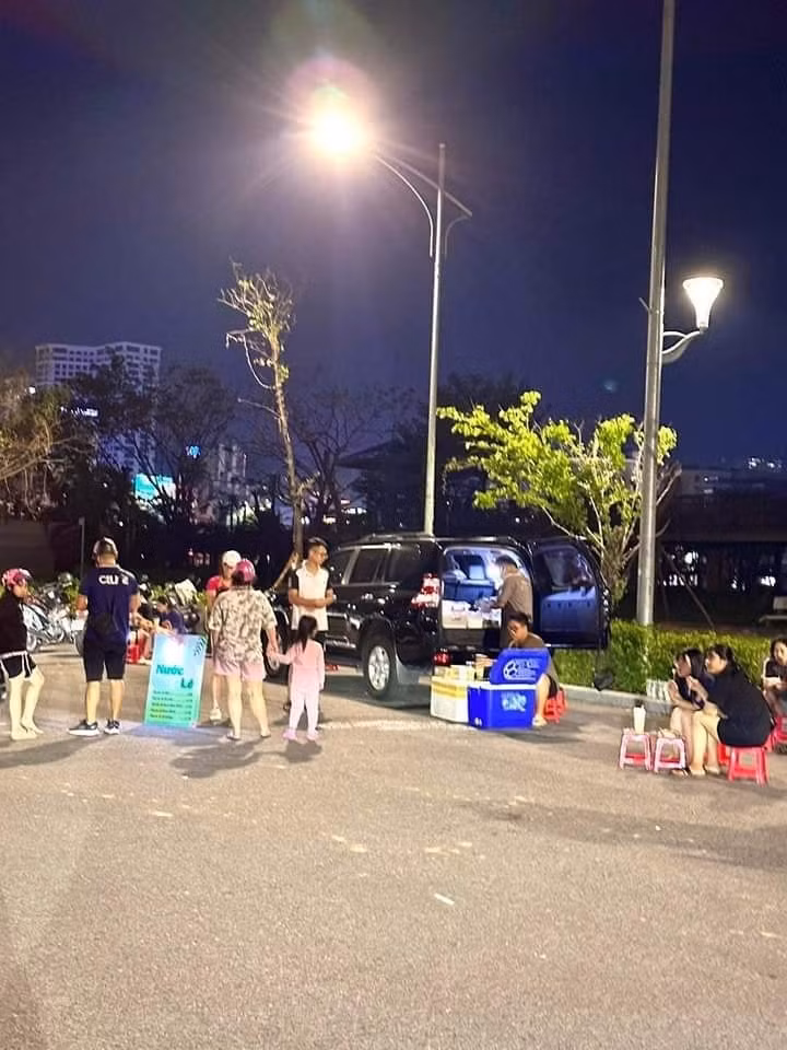 Hàng quán vỉa hè luôn là một nét văn hóa đặc sắc không thể thiếu được ở Việt Nam, tuy nhiên trong ấn tượng của nhiều người, đây là vốn là công việc kinh doanh của những người có thu nhập thấp. Thế nhưng khi đã sở hữu được cả ô tô thì không thể tính là có thu nhập thấp được.