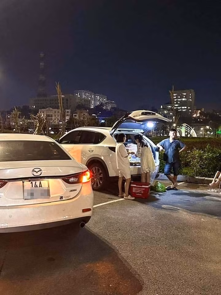 Rất nhiều hàng quán với mô hình "cốp xe" được bày bán mỗi tối ở nhiều tuyến đường.