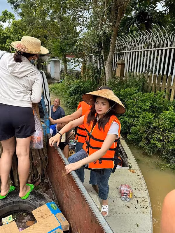 Cô cùng một số người bạn đã thành lập đoàn từ thiện, đích thân đến những nơi lũ lụt ở Thái Nguyên, Tuyên Quang để trao đồ cứu trợ cho mọi người.