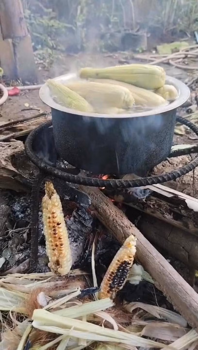 Một phần luộc, một phần nướng, thế là có được bữa xế ngon lành. Ngày nay, nhiều thành phẩm từ hạt ngô ra đời như bỏng, ngô xóc mắm, bim bim vị ngô... thế nhưng vị những bắp ngô nướng quá lửa vẫn là điều gì đấy khó tả, thân thương khôn xiết. (Ảnh: Internet)