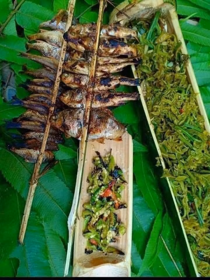 Mỗi trưa trẻ con trong làng lại rủ nhau ra bờ suối gần nhà, bắt những chú cá nhỏ, nướng lên trong ống nứa....