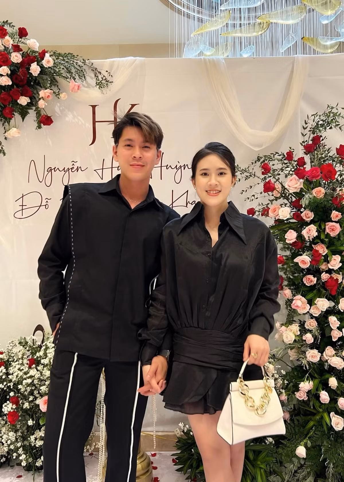Chuyện tình của cả 2 khiến netizen vô cùng xúc động: "Tình yêu cổ tích là có thật nha, ở bên nhau từ lúc chưa có gì đến khi thành công", "ngưỡng mộ quá, ước gì cũng có tình yêu như vậy".