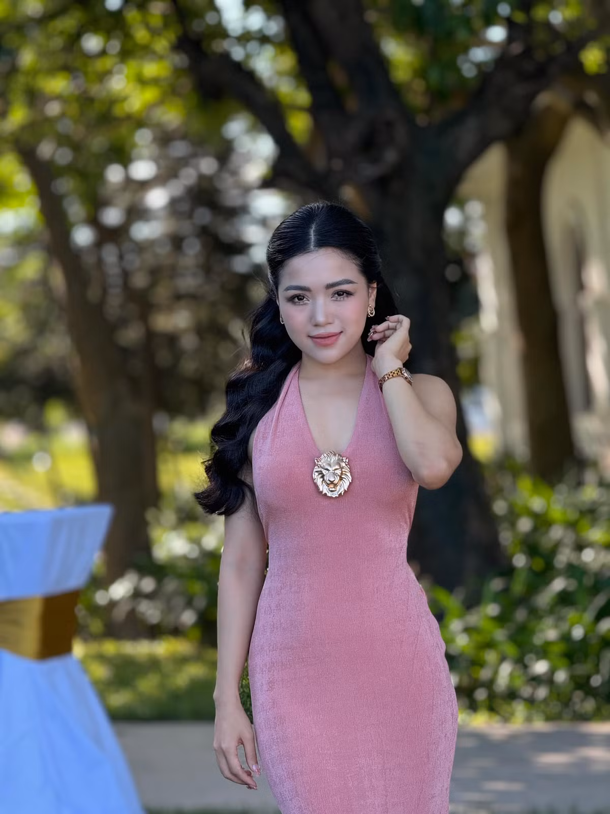 Thế nhưng ngoài đời, cô nàng vô cùng trẻ trung, nữ tính.