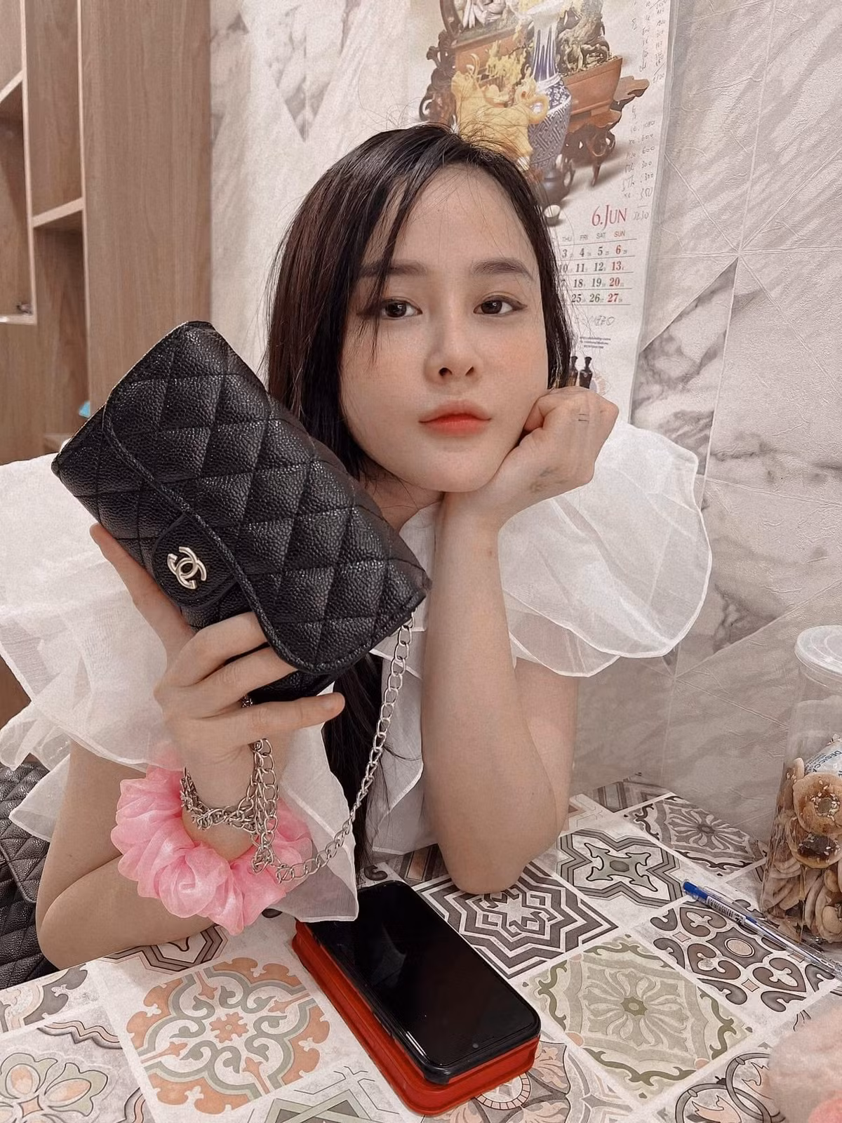 Lối sống "phông bạt" không phải quá mới mẻ, đã hiển hiện và tồn tại từ trước đến nay. Nhưng đến khi những trang sao kê tiền ủng hộ đồng bào bị ảnh hưởng bởi bão số 3 được công bố vào tối 12.9, thì cụm từ sống "phông bạt" mới trở nên phổ biến.