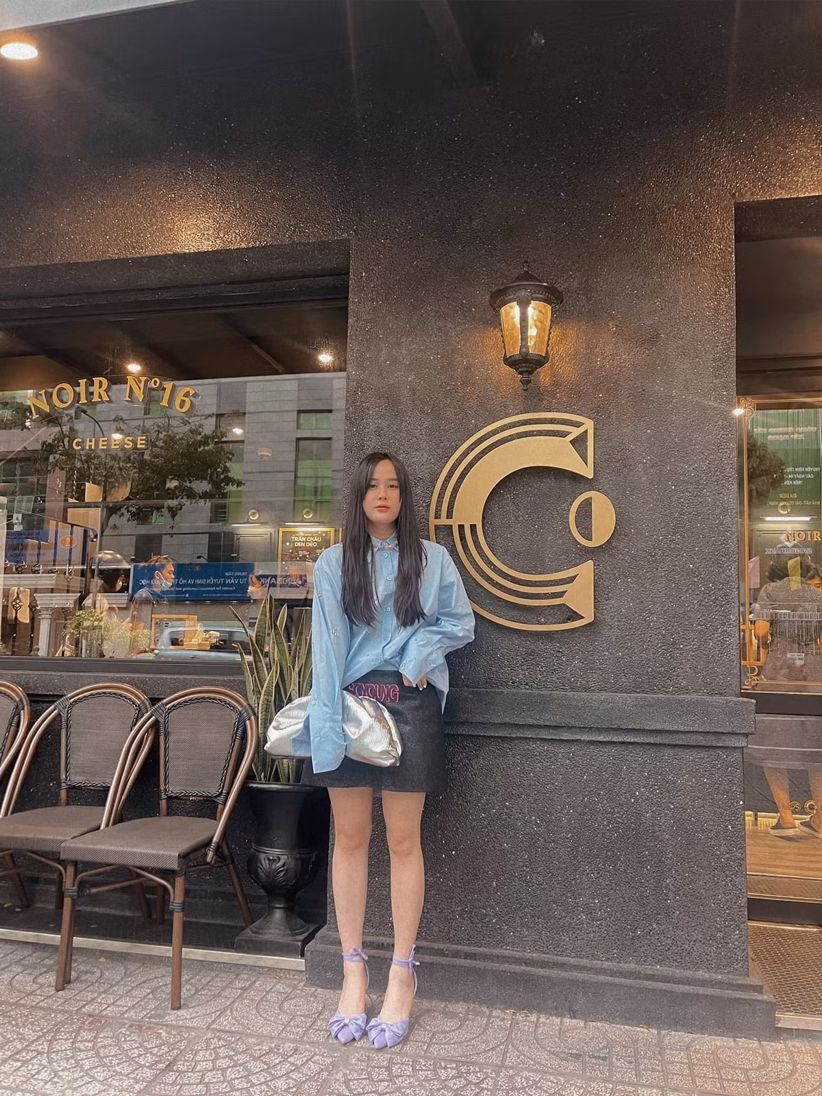 Quay trở lại Hà Nội, Vân Anh chính thức mở màn cho drama đình đám của mình bằng một đám cưới xa xỉ tại khách sạn 5 sao, mời vài trăm khách, của hồi môn mà theo thông tin từ nhà trai là chiếc Rolls Royce trị giá hàng chục tỷ đồng.